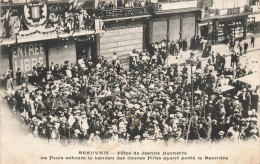 Beauvais * Les Fêtes De Jeanne Hachette * La Foule Entoure Le Landau Des Jeunes Filles Ayant Porté La Bannière * Cachet - Beauvais