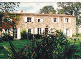 44. LEGE. CPM.. DEMEURE " LA MOZARDIERE ". CHAMBRES D'HOTES. ATELIER POTERIE  ANNEE 1995 - Legé