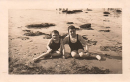 Onival - Carte Photo - Enfants En Maillot De Bain Sur La Plage - Baigneurs - Onival