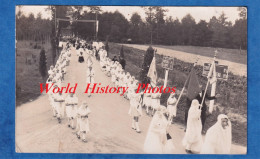 CPA Photo - COURTISOLS ( Marne ) - Jour De Procession - Route Pancarte Direction LA CHEPPE BUSSY LE CHATEAU - Courtisols