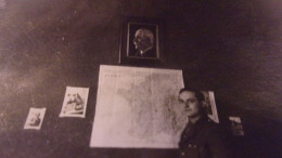 WWII RARE PHOTO AMATEUR STALAG X B I  16/11/1941 OFFICIER DEVANT PORTRAIT MARECHAL PETAIN ET CARTE DE FRANCE Sandbostel - Weltkrieg 1939-45