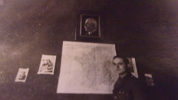 WWII RARE PHOTO AMATEUR STALAG X B I  16/11/1941 OFFICIER DEVANT PORTRAIT MARECHAL PETAIN ET CARTE DE FRANCE Sandbostel - War 1939-45