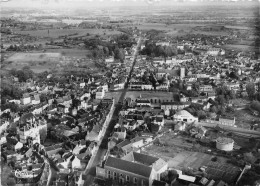 72-CHATEAU-DU-LOIR- VUE AERIENNE PLACE DE L'HÔTEL DE VILLE ET ROUTE NATIONALE DU MANS A TOURS - Chateau Du Loir