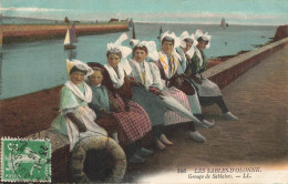 Les Sables D'olonne * Groupe De Sablaises Sur Le Port * Coiffe - Sables D'Olonne