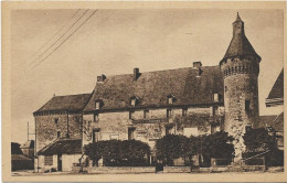 86 VIENNE 2 Cpa MONTS SUR GUESNES Le Château Le Monument Aux Morts Et L'Eglise, Château Cour Intérieure - Monts Sur Guesnes