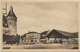 86 VIENNE Cpa MONTS SUR GUESNES La Place Des Halles - Monts Sur Guesnes