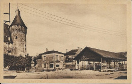 86 VIENNE Cpa MONTS SUR GUESNES La Place Des Halles - Monts Sur Guesnes