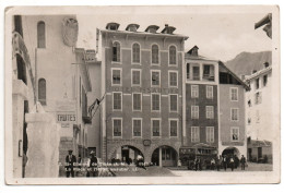 SAINT ETIENNE DE TINEE (06) - LA PLACE ET L'HOTEL ISSAUTIER - AUTOBUS - Saint-Etienne-de-Tinée