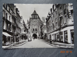 LA BASILIQUE ET LA RUE ST. ANDRE - St. Quentin En Yvelines