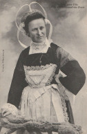 Châteauneuf-du-Faou (29 - Finistère) Jeune Fille - Châteauneuf-du-Faou