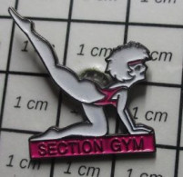 1215A Pin's Pins / Beau Et Rare / SPORTS / GYMNASTIQUE FEMININE BLONDE EN BODY ROSE - Handbal