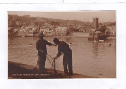 CPA :  -  ST.IVES MENDING THE NETS - St.Ives