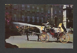 QUÉBEC - VILLE DE QUÉBEC  C.P.A.  Touristes Utilisant Une Victoria Pour Visiter La Ville De Québec Face Au Parlement - Québec - La Cité