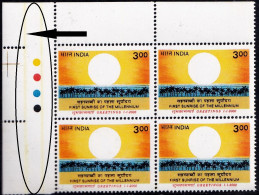 GREETINGS FOR THE MILLENNIUM-RISING SUN-ERROR- BLOCK OF 4-TWO VERTICAL YELLOW BARS ON LEFT MARGIN-INDIA-2000-MNH-PA12-79 - Variedades Y Curiosidades