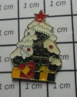 3619  Pin's Pins / Beau Et Rare / NOEL / SAPIN CADEAU BOULES DE NOEL NEIGE - Navidad