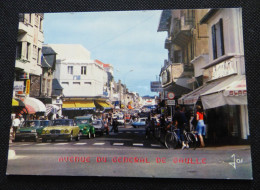 LA BAULE -  L'AVENUE DU GENERAL DE GAULLE -  VOITURE 2 CV  ET DS ID CITROEN - La Baule-Escoublac