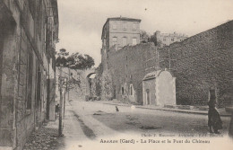 Aramon (30 - Gard) La Place Et Le Pont Du Château - Aramon