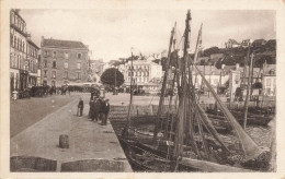 Audierne * La Place Et Un Coin Du Port * Hôtel Du Commerce - Audierne