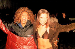 Photo Format Carte Postale Groupe Spice Girls Girls Powers Mel B Victoria Beckham Dos Blanc En TB.Etat - Famous People