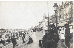 Blankenberghe (Blankenberge) La Digue - Belle Animation Devant L'Hôtel Beau Rivage - Carte-photo Non Circulée - Blankenberge