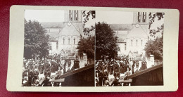 Audrieu * Photo Stéréo Circa 1880/1900 * Sortie D'une Fête à L'église * Villageois - Other & Unclassified