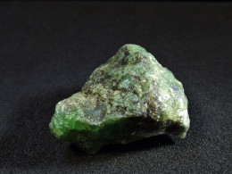 Rough Garnet Tsavorite ( 2.5 X 2 X 0.8 Cm ) -  Merelani Hills - Arusha Region - Tanzania - Minéraux