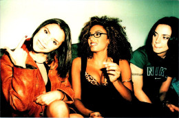 Photo Format Carte Postale Groupe Spice Girls Girls Powers Victoria Beckham Mel B Melanie C Dos Blanc En TB.Etat - Célébrités