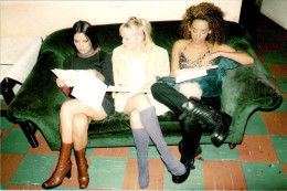 Photo Format Carte Postale Groupe Spice Girls Girls Powers Victoria Beckham Emma Bunton Mel B Dos Blanc En TB.Etat - Beroemde Personen