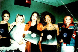 Photo Format Carte Postale Groupe Spice Girls Girls Powers Melanie C Emma Bunton Victoria Beckham Mel B Geri Halliwell - Célébrités