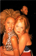 Photo Format Carte Postale Groupe Spice Girls Girls Powers Mel B Geri Halliwell Dos Blanc En TB.Etat - Famous People