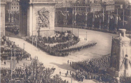 Delcampe - MILITARIA PARIS DEFILE MILITAIRE ARC DE TRIOMPHE CARTE PHOTO - Triumphbogen