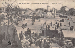 21-DIJON- LA PLACE DU 30 OCTOBRE UN JOUR DE FOIRE - Dijon