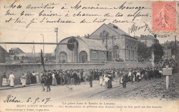 54-MONT-SAINT-MARTIN- LA GREVE DANS LE BASSIN DE LONGWY - UNE MANIFESTATION DE GREVISTES AVEC DRAPEAU ROUGE EN TÊTE... - Mont Saint Martin