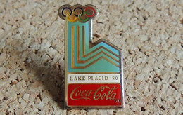 Pin's Boisson Soda - COCA COLA - JO D' HIVER LAKE PLACID 1980 - Verni époxy - Fabricant PREMIER - Coca-Cola