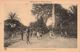 DAHOMEY - S13903 - Femmes Et Fillettes Transportant Du Sable - Seins Nus - L23 - Dahomey
