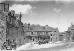 29-LOCRONAN- SUR LA PLACE MAISONS DE LA RENAISSANCE XVIe - XVIIe S ET VIEUX PUITS - Locronan