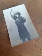 FRAU In DEUTSCHLAND DAZUMAL - 1917 - FASNACHT - COWGIRL - WILD WEST - JUNGE DAME Mit PEITSCHE Und REVOLVER - KOSTUEM - Non Classés