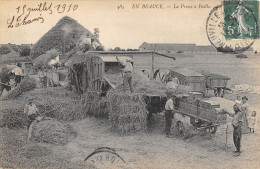 CPA 45 EN BEAUCE LA PRESSE A PAILLE / MACHINE AGRICOLE - Sonstige & Ohne Zuordnung