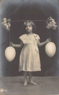 Pâques - Fillette Avec Deux Oeufs Suspendus - Carte Postale Ancienne - Easter