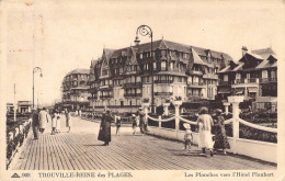 FRANCE - 14 - TROUVILLE REINE DES PLAGES - Les Planches Vers L' Hôtel Flaubert - Carte Postale Ancienne - Trouville