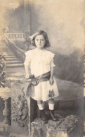 ENFANTS - 1 Fillette Brune - Robe En Dentelle - Photgraphie - Carte Postale Ancienne - Other & Unclassified