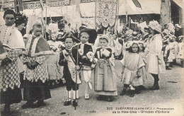 Guérande * La Procession De La Fête Dieu * Groupe D'enfants * Fête Religieuse * Coiffe Enfants - Guérande