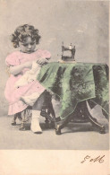 ENFANTS - Petite Fille Couturière  - Fantaisie - Carte Postale Ancienne - Autres & Non Classés