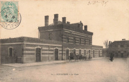 Fougères * Le Parvis De La Gare * Ligne Chemin De Fer - Fougeres