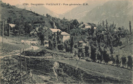 Vaujany * Route Et Vue Générale Sur Le Village - Autres & Non Classés