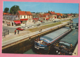 EP098  CP  LONGUEIL-ANNEL    (Oise) Les Ecluses Et Le Café-Tabac "Le Jean-Bart" Vus Depuis La Passerelle  -  Péniches - Longueil Annel