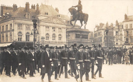 CPA 45 ORLEANS CARTE PHOTO PLACE DU MARTROI SCENE MILITAIRE DEFILE - Orleans