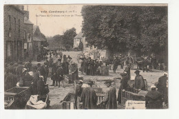 COMBOURG - LA PLACE DU CHATEAU UN JOUR DE MARCHE - 35 - Combourg