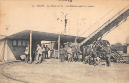 CPA 49 SEGRE LES MINES DE FER LES MINEURS AVANT LA DESCENTE - Segre