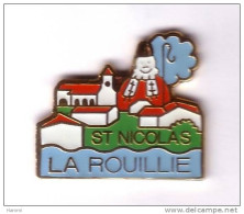 Q288 Pin's La Vacheresse-et-la-Rouillie Vosges Défilé Saint Nicolas (Père Noël Du Nord) Achat Immédiat - Natale
